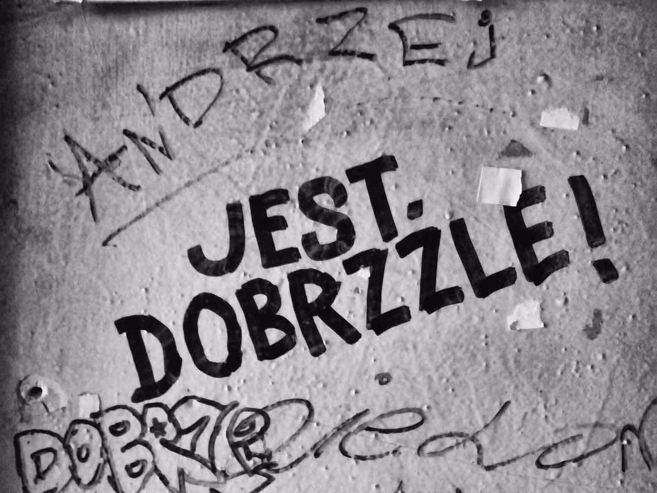 Napis "jest dobrzźle" na klatce schodowej