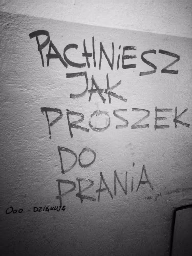 Napis "pachniesz jak proszek do prania" na klatce schodowej
